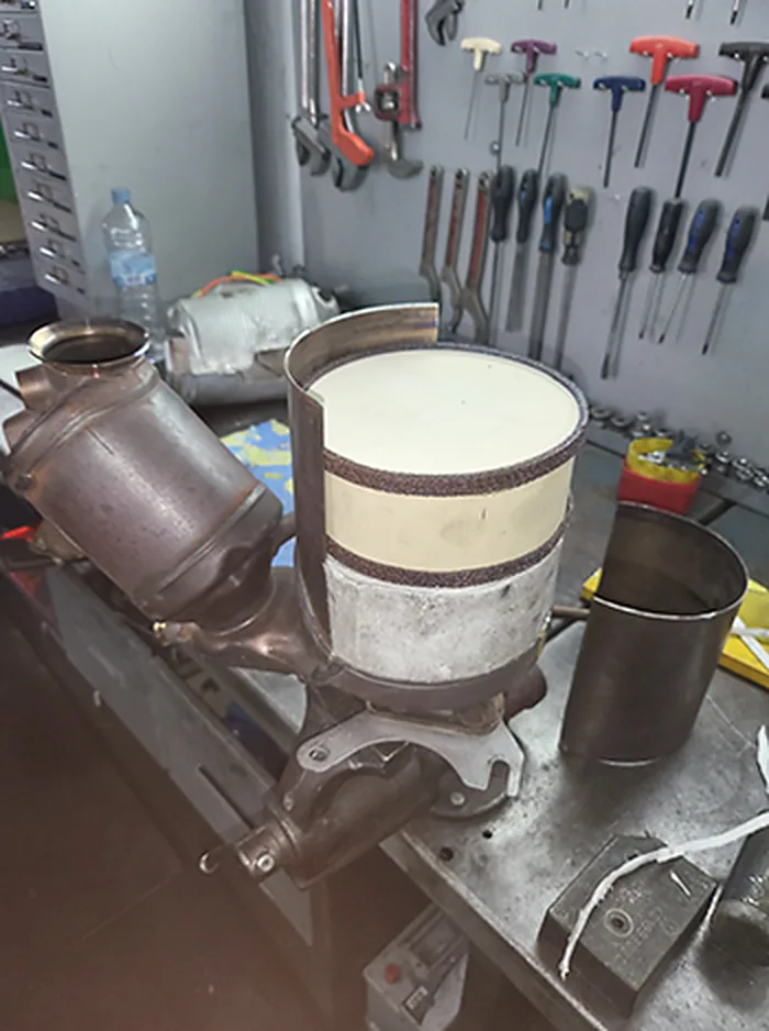 Filtro de partículas desmontado en el banco de trabajo del taller